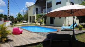Studio accueillant à Baie Mahault, 22 m², piscine partagée.